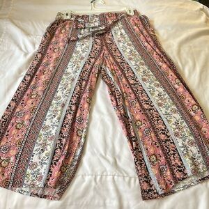 Super cute cropped wide leg pants with pockets